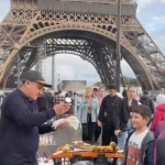 joven-vende-elotes-torre-eiffel